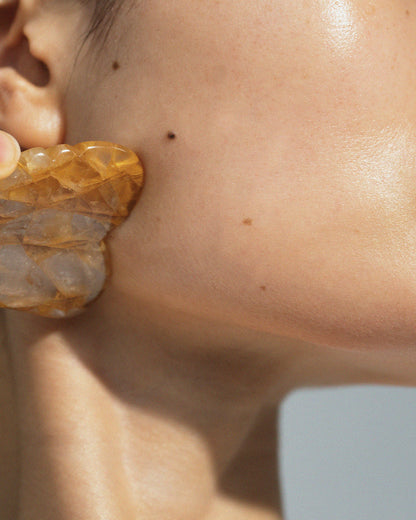 Woods Copenhagen Sculpting Face Gua Sha – håndholdt ansigtstool i sten